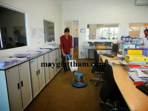 Máy chà sàn thảm HiClean được sử dụng trong công tác vệ sinh thảm trải.