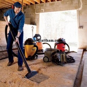 Làm thế nào khi máy hút bụi không hoạt động? Trong quá trình sử dụng, vận hành máy hút bụi sẽ có rất nhiều những sự cố không mong muốn xảy ra, gây ảnh hưởng không nhỏ đến công tác vệ sinh của doanh nghiệp, đơn vị hay hộ gia đình của bạn. Trong đó, sự cố máy hút bụi không hoạt động là vấn đề mà người dùng thường gặp nhất. Vậy phải làm thế nào khi tình huống này xảy ra với thiết bị của bạn?. Do nhiều yếu tố khách quan và lỗi ở người dùng không tuân thủ các quy trình vận hành máy hút bụi an toàn, hiệu quả được nhà sản xuất khuyến cao mà thiết bị này luôn gặp các sự cố kĩ thuật như máy hút bụi không hoạt động hay hoạt động với lực hút yếu,…; dẫn đến hiệu quả làm việc thấp, công tác vệ sinh cho không gian sống và làm việc trì trệ. Trong bài viết dưới đây, chúng tôi đưa ra nguyên nhân và giải pháp khắc phục lỗi máy hút bụi không hoạt động mà người dùng nên tham khảo. Nguyên nhân máy hút bụi không hoạt động Có rất nhiều tác nhân dẫn đến hiện tượng này ở máy hút bụi nhà xưởng, tuy nhiên theo các chuyên gia kĩ thuật những nguyên nhân phổ biến nhất là: Dòng điện không được đưa vào máy (do phích cắm lỏng, cầu chì cháy, đường dây đứt, cảm biến hỏng). Motor máy hút bụi bị cháy không hoạt động. Mua phải máy hút bụi hàng giả, hàng nhái, hàng kém chất lượng. Người dùng không vệ sinh bảo dưỡng động cơ và các linh phụ kiện máy hút bụi định kỳ. Cách khắc phục Điện không vào do nguồn điện có vấn đề: Việc đầu tiên bạn cần làm là kiểm tra các chi tiết liên quan như xem nguồn điện có vấn đề gì không?, phích cắm điện lỏng, cầu chì điện bị cháy, đường dây điện máy hút bụi bị đứt hoặc bộ phận cảm biến hỏng; nếu một trong những chi tiết này xảy ra hỏng hóc bạn nên tiến hành sửa chữa nếu am hiểu kĩ thuật. Sau khi đã khắc phục được sự cố này mà máy vẫn không hoạt động thì bạn nên gọi cho các kĩ thuật viên kiểm tra và sửa chữa máy. Motor máy hút bụi không hoạt động: Có thể bộ phận này của máy hút bụi kẹt rác hay vật sắc nhọn khiến motor không hoạt động thì bạn có thể khắc phục bằng cách vệ sinh loại bỏ hết những bụi bẩn, rác ra khỏi mô tơ. Còn nếu do sử dụng mô tơ máy hút bụi bị cháy thì bạn cần phải thay mới chúng. Máy hút bụi hàng giả, hàng nhái, chất lượng kém: Do không biết rõ nguồn gốc, xuất xứ của các thiết bị công nghiệp này, chỉ nghe những lời quảng cáo hoa mĩ từ người bán mà người tiêu dùng đã vội vàng mua; dẫn đến “ tiền mất tật mang”. Vì vậy, khâu lựa chọn địa chỉ và sản phẩm máy hút bụi là rất quan trọng. Bạn nên tìm đến những địa chỉ uy tín, có nhiều năm hoạt động trong phân phối và sửa chữa máy hút bụi được người dùng tin tưởng lựa chọn như: Yên Phát. Không vệ sinh bảo dưỡng máy hút bụi thường xuyên định kỳ: Rất nhiều người dùng coi nhẹ việc vệ sinh, bảo dưỡng, bảo trì máy hút bụi định kỳ. Nhưng đây chính là một trong những nguyên nhân lớn nhất ảnh hưởng trực tiếp đến hiệu quả làm việc cũng như các linh phụ kiện máy hút bụi giảm tuổi thọ, chập cháy. Vì thế, bạn nên lên kế hoạch vệ sinh các chụm chi tiết máy định kỳ và tiến hành thay thế mới những bộ phận đã hỏng hóc; nhằm đảm bảo máy hút bụi hoạt động ổn định, trơn tru, năng suất làm việc cao. Ngoài ra còn rất nhiều nguyên nhân khác khiến máy hút bụi không hoạt động hiệu quả như: Sử dụng máy hút bụi nhiều trong thời gian dài vượt quá công suất thực của máy, ống mềm máy hút bụi bị xoắn, kẹt bên trong, sử dụng đầu hút bụi không phù hợp. Nếu bạn cần được tư vấn thêm về cách sử dụng máy hút bụi; xin vui lòng liên hệ số hotline: 09666 31 546 để nghe giải đáp các thắc mắc nhanh chóng, miễn phí.