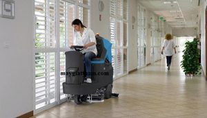 Tiến hành kiểm tra khu vực cần vệ sinh trước khi vận hành máy