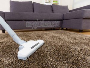 Sử dụng máy hút bụi để làm sạch thảm len
