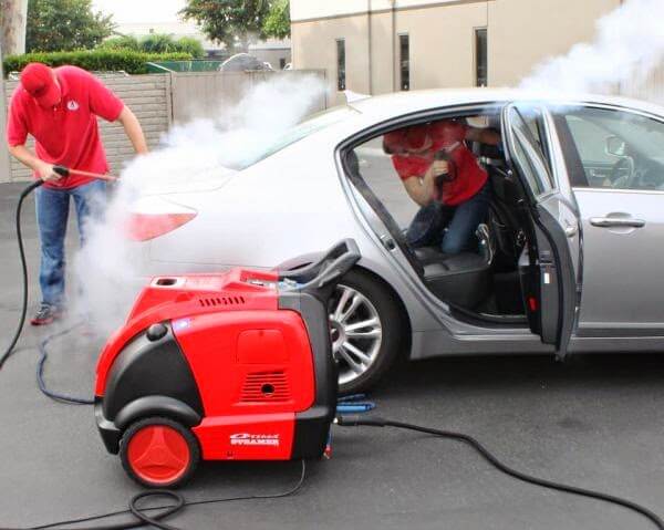 Rửa xe ô tô bằng hơi nước nóng