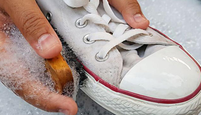 cách giặt giày trắng không bị ố vàng