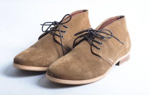 cách vệ sinh giày da lộn