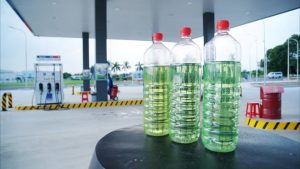 Xăng - kẻ thù của mọi vết bẩn, kể cả xi măng