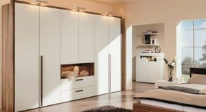 Kê tủ tránh cửa sổ để hạn chế mưa hắt và nắng chiếu trực tiếp