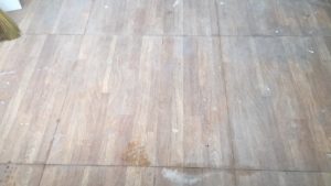 xi măng bám cứng trên nền gạch