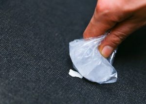 vết kẹo cao su trên thảm trải sàn