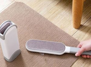 Sử dụng bàn chải để loại bỏ bụi bẩn cùng lông thú nuôi