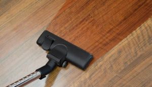 Máy hút bụi luôn được ưu tiên để làm sạch bề mặt sàn gỗ công nghiệp