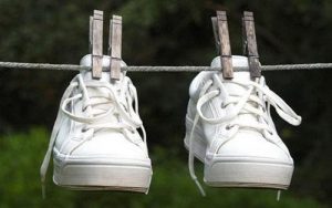 đánh giầy bằng kem đánh răng