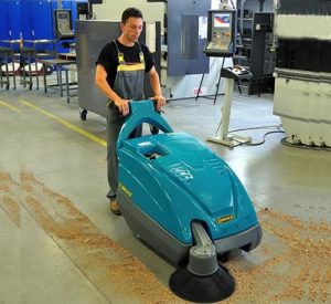 xe quét rác đẩy tay được sử dụng trong các khu trung tâm thương mại