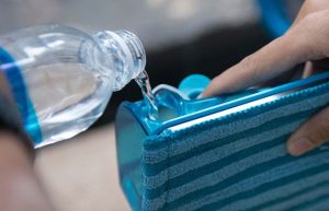 Cấp nước cho máy nếu muốn sử dụng tính năng lau nhà