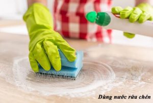 Loại bỏ dầu mỡ dính trên sàn bằng nước rửa chén