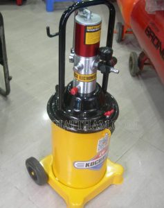 Bơm mỡ bằng khí nén cũng được nhiều người sử dụng để bơm mỡ cho máy xúc