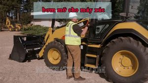 Bơm mỡ máy xúc có cần thiết không?