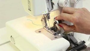 Tháo các bộ phận của máy ra lần lượt