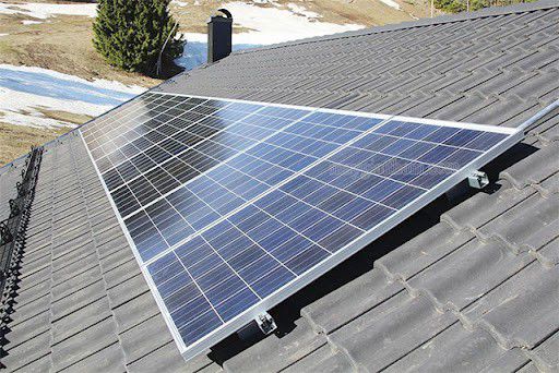 Các tấm PIN năng lượng mặt trời hấp thụ năng lượng trên mái nhà