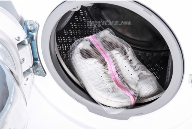 Vệ sinh giày vải trắng bằng máy giặt