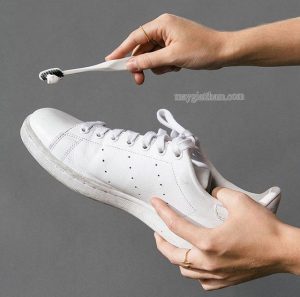 Làm sạch giày bằng kem đánh răng