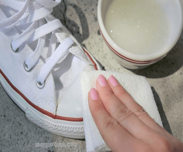 Giấm ăn có tác dụng làm sạch giày vải trắng