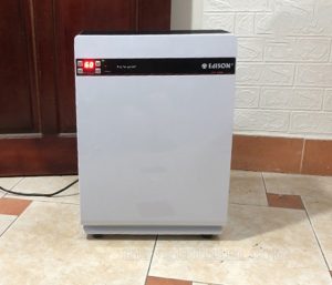 Đặt máy trên bề mặt phẳng và có độ kín cao