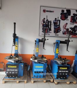 Máy ra vào lốp Titano