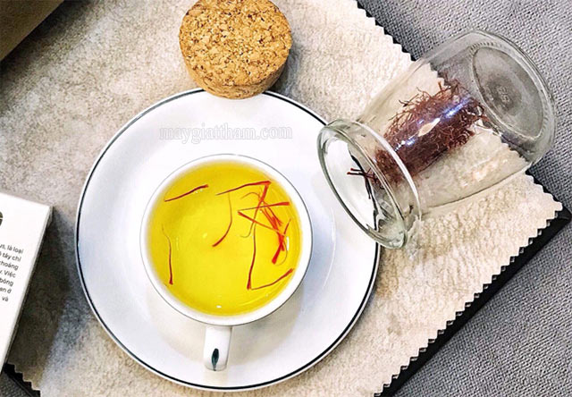 Ngâm saffron với nước ấm và sử dụng một cách đơn giản