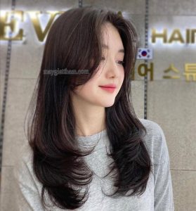 Mullet layer ôm sát khuôn mặt giúp che khuyết điểm cực tốt