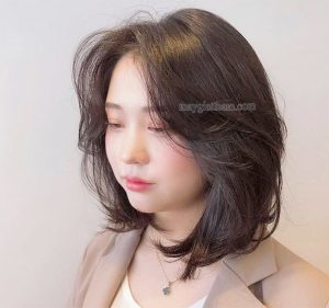 Tóc mái bay giúp nàng trán ngắn cân đối được khuôn mặt hơn