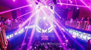 Nhạc non-stop thường được mở trong bar, pub,...